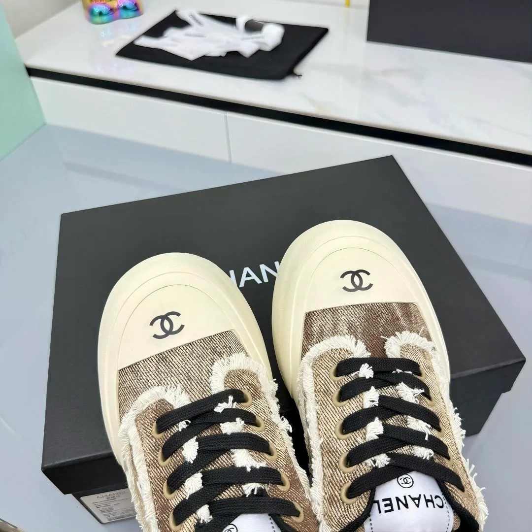 👟👟Ex-factory price 600👟👟 Chanel bread shoes ~ original calfskin panda shoes Chanel 25C latest hot style panda black and white sports shoes casual sneakers Xiaoxiang hot item classic black and white panda color coco girls must pay Fabric: original custom mixed sheepskin lining: original imported breathable mesh lining outsole: Original molded rubber + TPU combination Size: Women's 35-41 Buy now👉